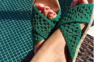 mujer sandalias tejidas a crochet con 5 detalles creativos