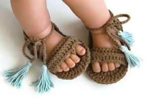 sandalias para bebe a crochet con flecos